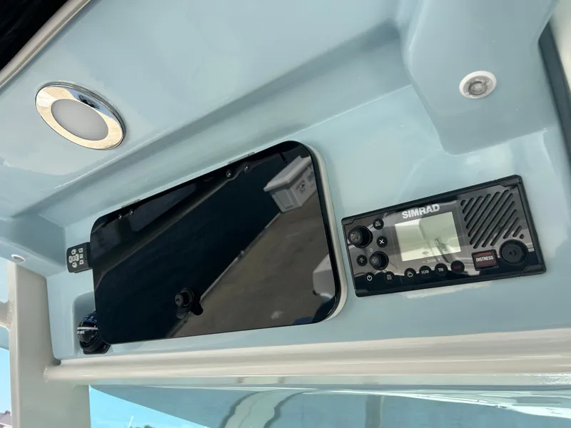 Slide: The Image of Boston Whaler 330 Outrage 2026 - 23