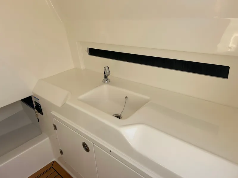 Slide: The Image of Boston Whaler 330 Outrage 2026 - 35