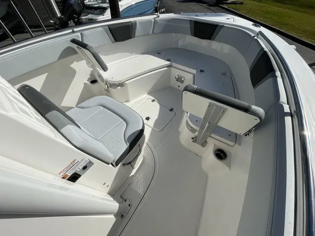Slide: The Image of Robalo R232 Explorer 2026 - 3