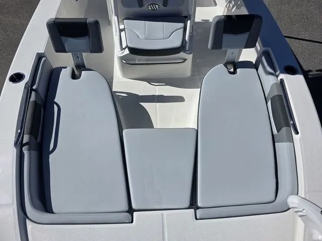 Slide: The Image of Robalo 206 Cayman 2026 - 10