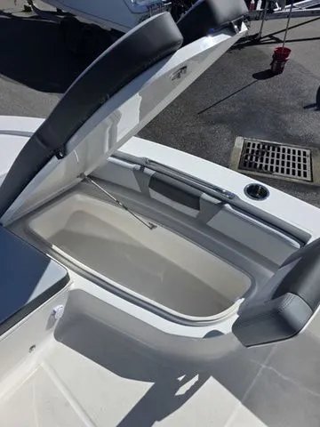 Slide: The Image of Robalo 206 Cayman 2026 - 12