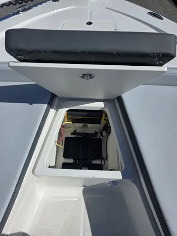 Slide: The Image of Robalo 206 Cayman 2026 - 13