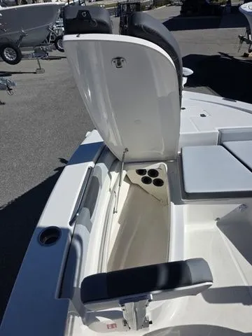 Slide: The Image of Robalo 206 Cayman 2026 - 14