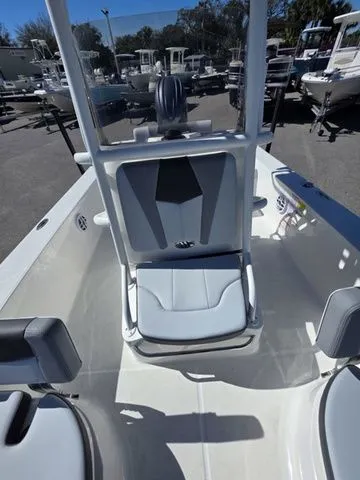 Slide: The Image of Robalo 206 Cayman 2026 - 15
