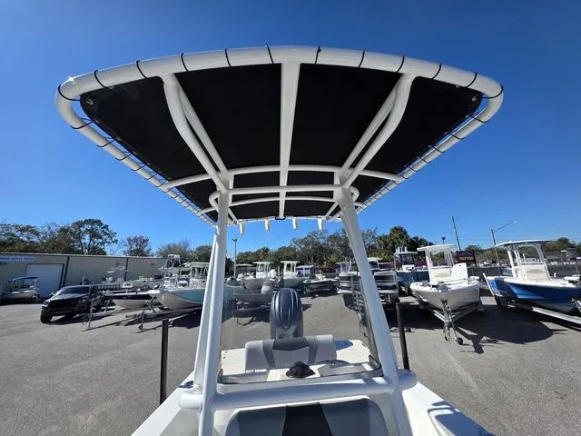 Slide: The Image of Robalo 206 Cayman 2026 - 16