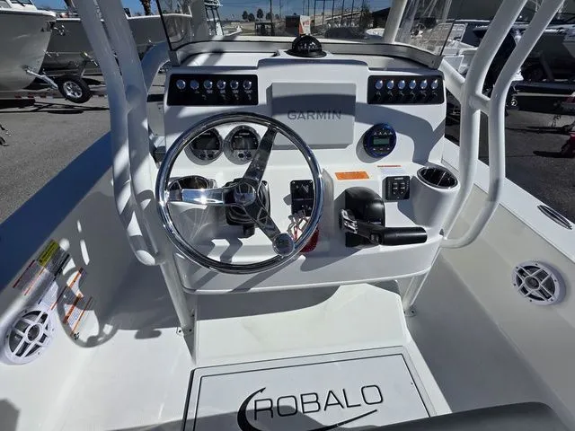 Slide: The Image of Robalo 206 Cayman 2026 - 18