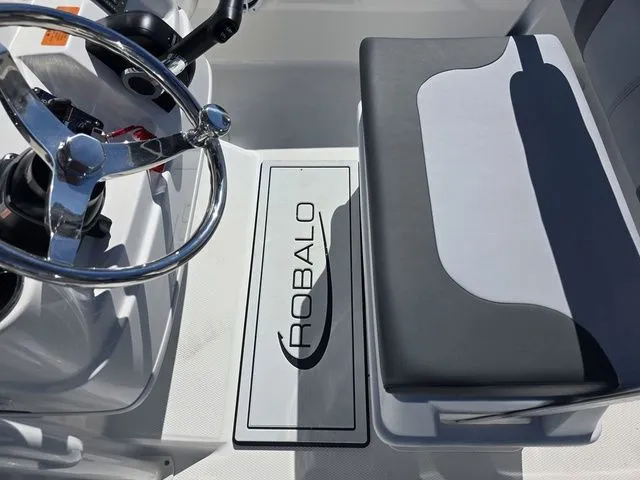 Slide: The Image of Robalo 206 Cayman 2026 - 20