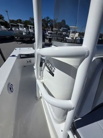 Slide: The Image of Robalo 206 Cayman 2026 - 21