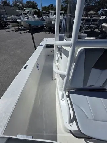 Slide: The Image of Robalo 206 Cayman 2026 - 22