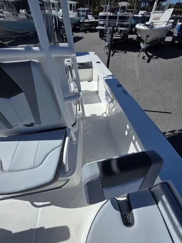 Slide: The Image of Robalo 206 Cayman 2026 - 23