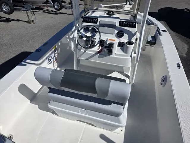 Slide: The Image of Robalo 206 Cayman 2026 - 24