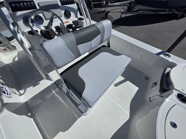 Slide: The Image of Robalo 206 Cayman 2026 - 25