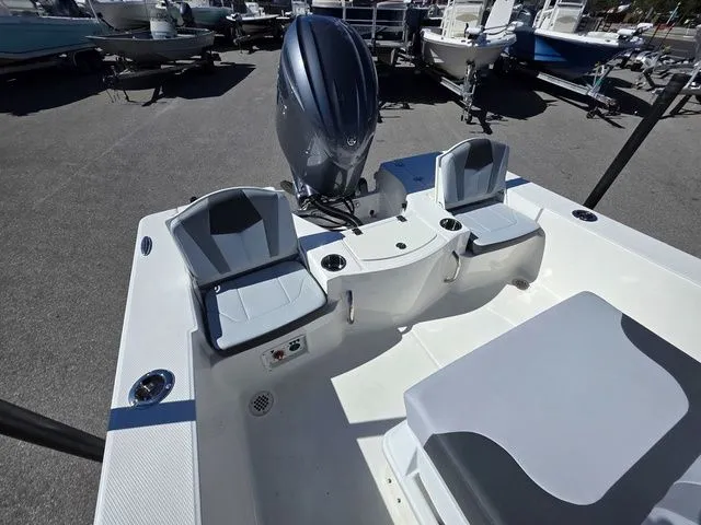 Slide: The Image of Robalo 206 Cayman 2026 - 26