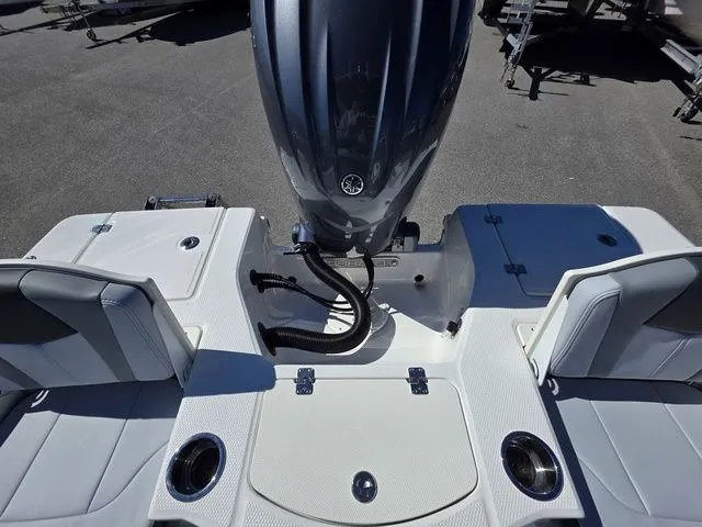 Slide: The Image of Robalo 206 Cayman 2026 - 27