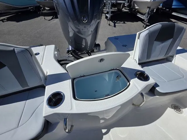 Slide: The Image of Robalo 206 Cayman 2026 - 28