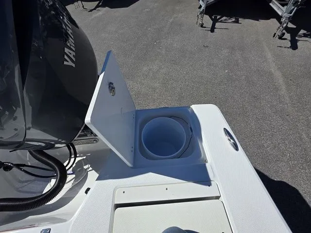 Slide: The Image of Robalo 206 Cayman 2026 - 30