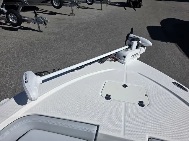 Slide: The Image of Robalo 206 Cayman 2026 - 8