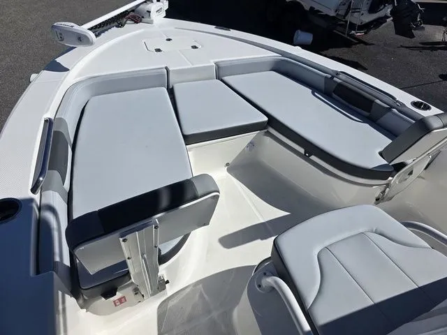 Slide: The Image of Robalo 206 Cayman 2026 - 9
