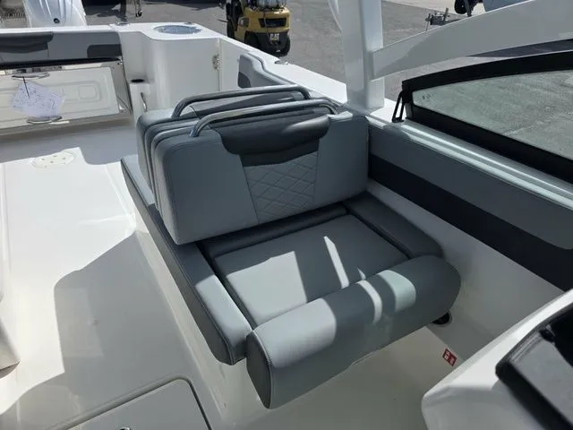 Slide: The Image of Robalo R277 2026 - 10