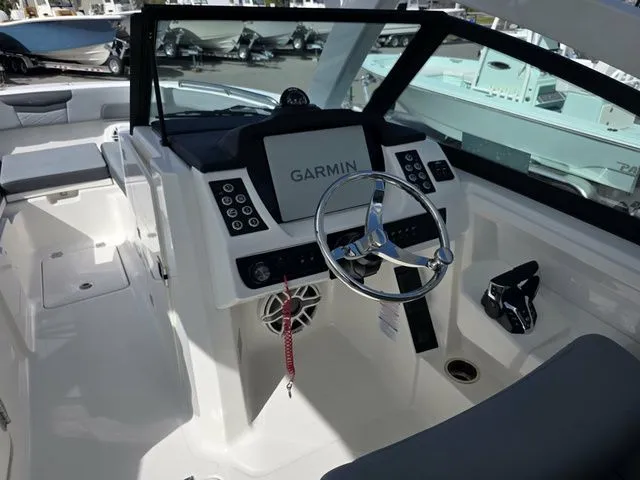 Slide: The Image of Robalo R277 2026 - 12