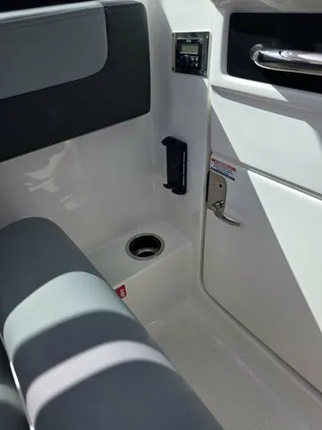 Slide: The Image of Robalo R277 2026 - 14