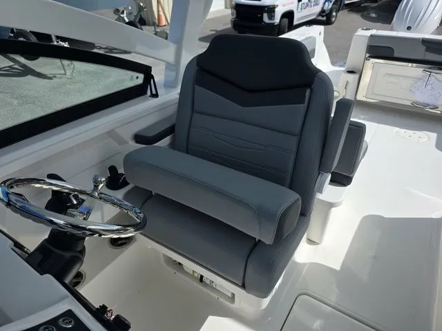 Slide: The Image of Robalo R277 2026 - 15