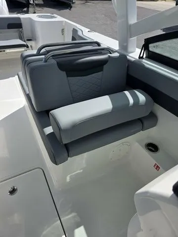 Slide: The Image of Robalo R277 2026 - 17