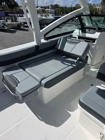 Slide: The Image of Robalo R277 2026 - 18