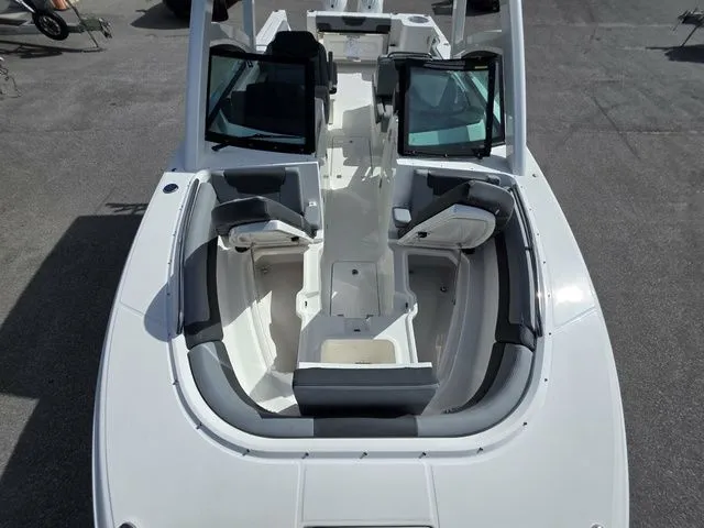 Slide: The Image of Robalo R277 2026 - 20