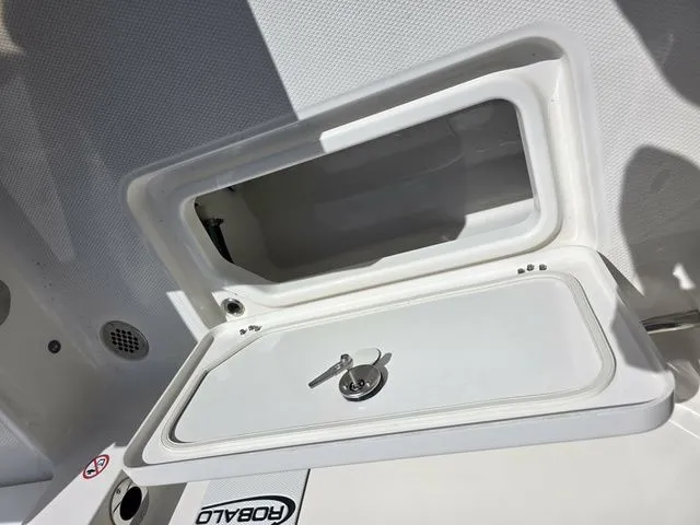 Slide: The Image of Robalo R277 2026 - 23