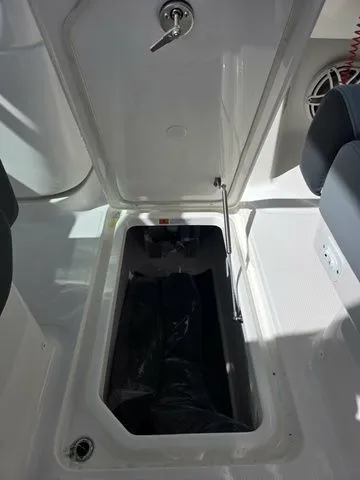 Slide: The Image of Robalo R277 2026 - 24