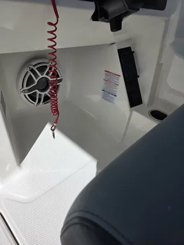 Slide: The Image of Robalo R277 2026 - 25