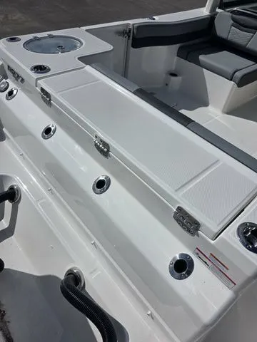 Slide: The Image of Robalo R277 2026 - 9