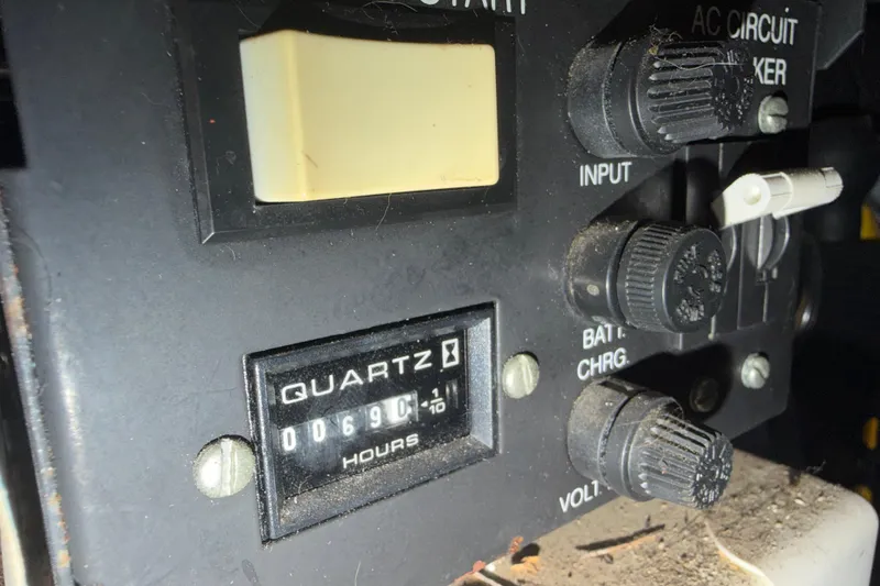 Slide: The Image of Control panel of a 2000 Carver 356 Aft Cabin Motor Yacht showing 690 hours. - 41