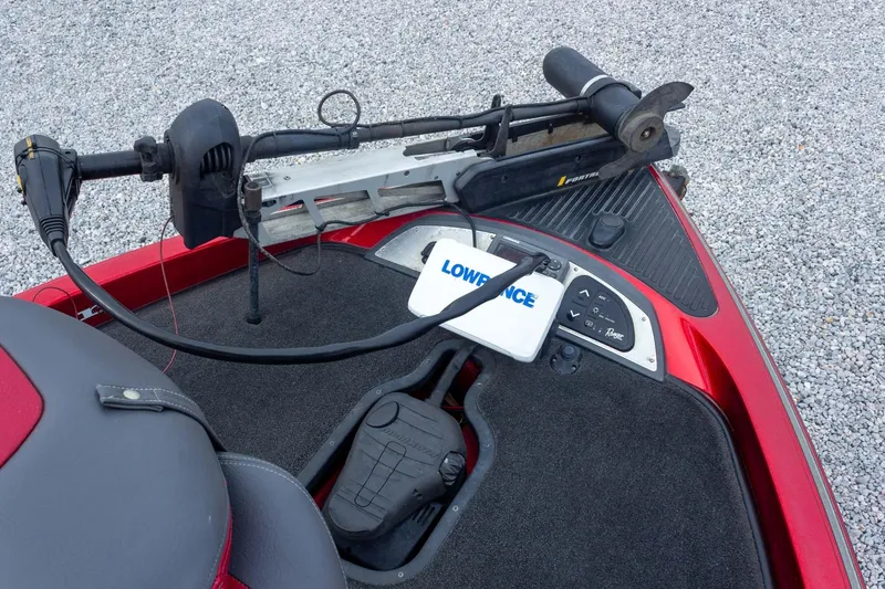 Slide: The Image of 2009 Ranger Z520 Comanche boat deck with Lowrance electronics and trolling motor. - 33