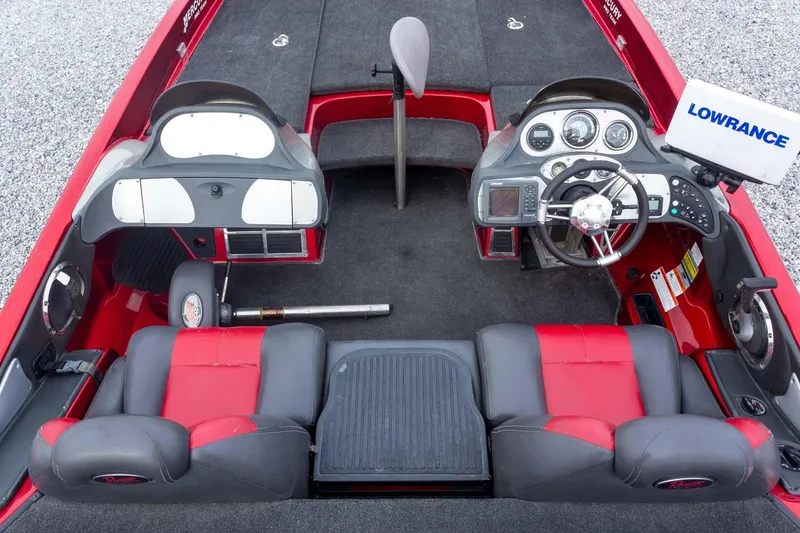 Slide: The Image of 2009 Ranger Z520 Comanche boat interior with dual consoles and Lowrance electronics. - 35
