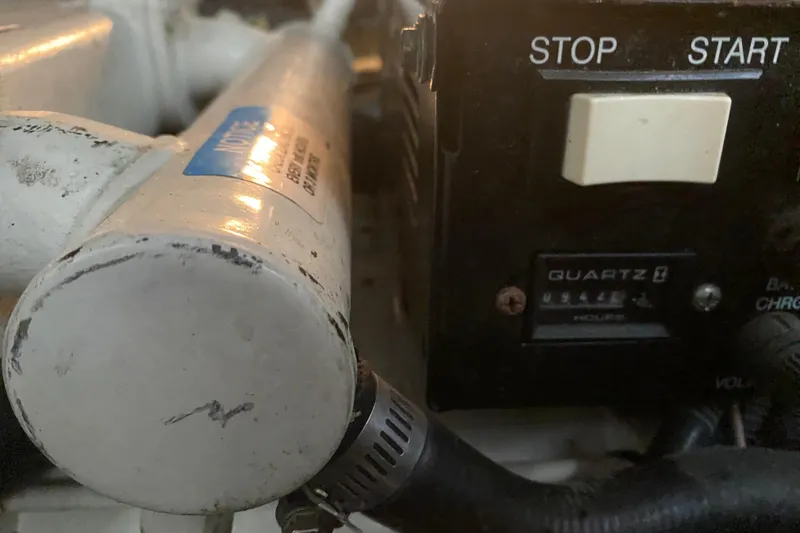 Slide: The Image of Engine control panel of a 2004 Sea Ray Sundancer 320 with start/stop switch. - 27