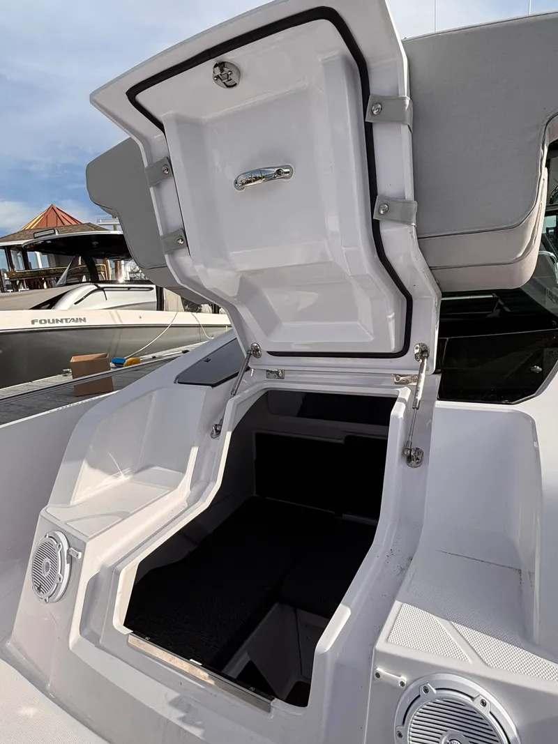 Slide: The Image of Axopar 29 XC Cross Cabin 2025 - 9