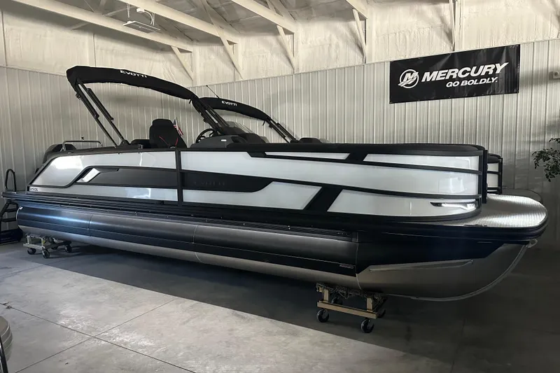 Slide: The Image of Evotti 725 QL 2026 boat capacity label, 15 persons or 2170 lbs, 400 horsepower. - 5