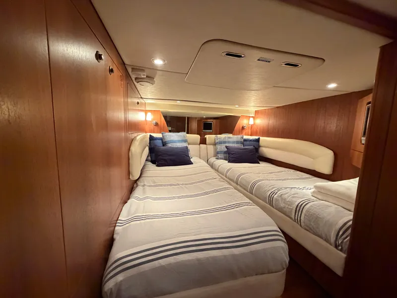 Slide: The Image of Tiara 4300 Sovran 2006 - 18