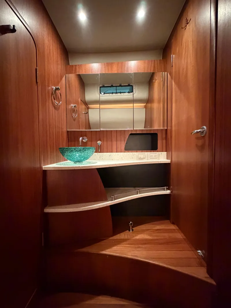 Slide: The Image of Tiara 4300 Sovran 2006 - 19