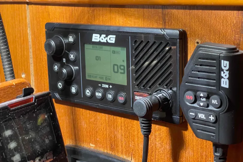 Slide: The Image of B&G marine radio system on 2003 Hunter 426 Deck Salon yacht. - 38