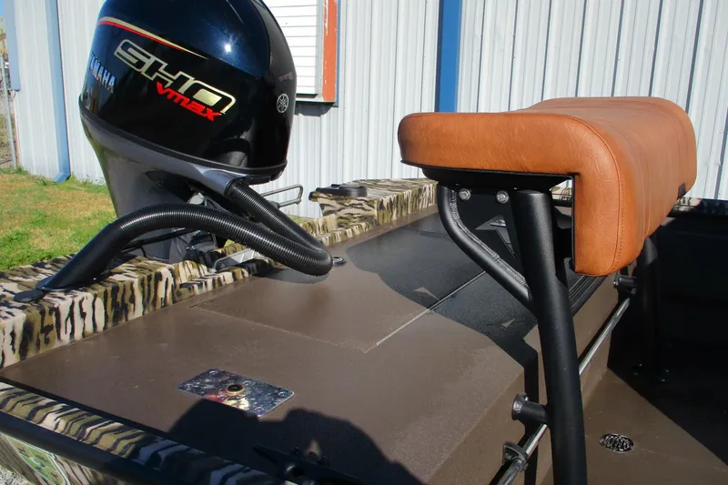 Slide: The Image of 2026 Avid 18 Rogue CC boat with Yamaha SHO VMAX engine and tan seat. - 15