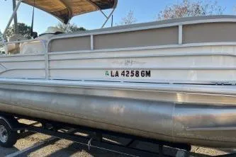 Slide: The Image of 2017 Sun Tracker Party Barge 24 DLX pontoon boat on trailer, side view. - 9