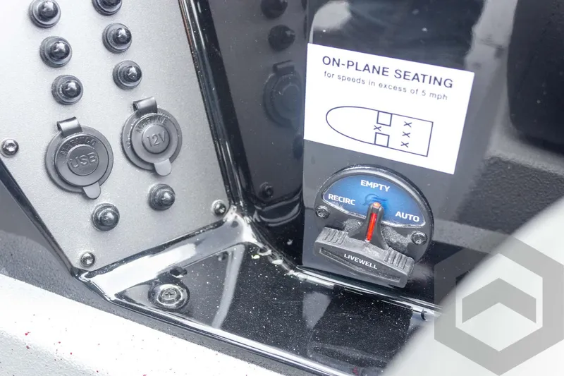 Slide: The Image of Control panel of 2026 Vexus Defender 189 with USB, 12V ports, and livewell settings. - 41