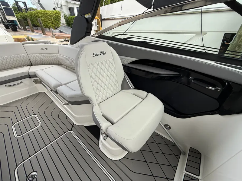 Slide: The Image of Sea Ray SLX 280 Outboard 2026 - 24