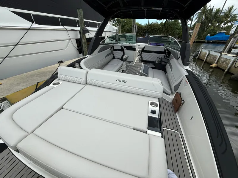 Slide: The Image of Sea Ray SLX 280 Outboard 2026 - 17