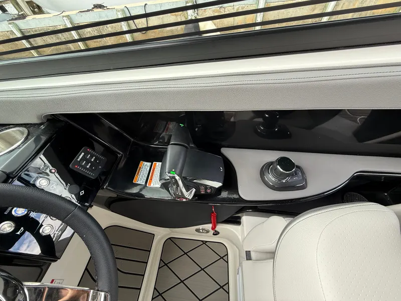 Slide: The Image of Sea Ray SLX 280 Outboard 2026 - 23