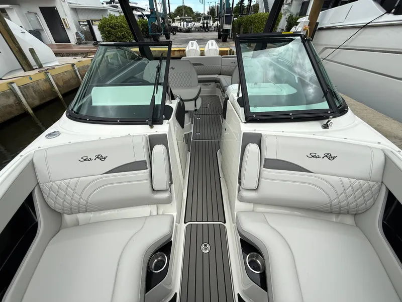 Slide: The Image of Sea Ray SLX 280 Outboard 2026 - 29