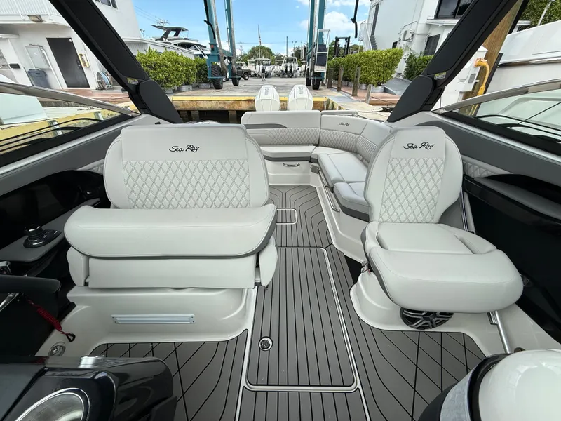 Slide: The Image of Sea Ray SLX 280 Outboard 2026 - 25